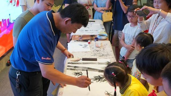 傳授盲畫(huà)技藝，共建有光世界——關(guān)愛(ài)盲童公益勵(lì)志活動(dòng)在南寧舉行